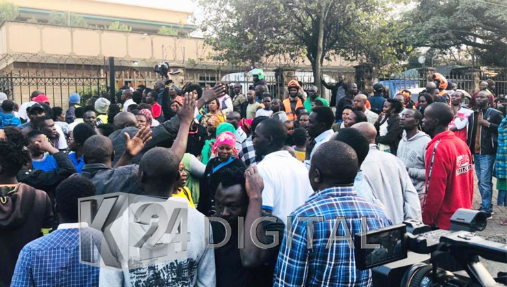 Tens of Kibra residents on Friday evening stormed Lee Funeral Home in Nairobi demanding to view the body of their Late MP, Ken Okoth. [PHOTO | GLORIA MILIMU]