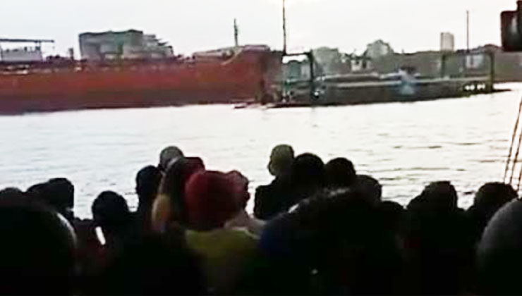 WhatsApp users have been widely sharing a video clip showing a heart-in-mouth moment, when a ferry and a ship at Likoni nearly collided. [PHOTO | SCREENGRAB]