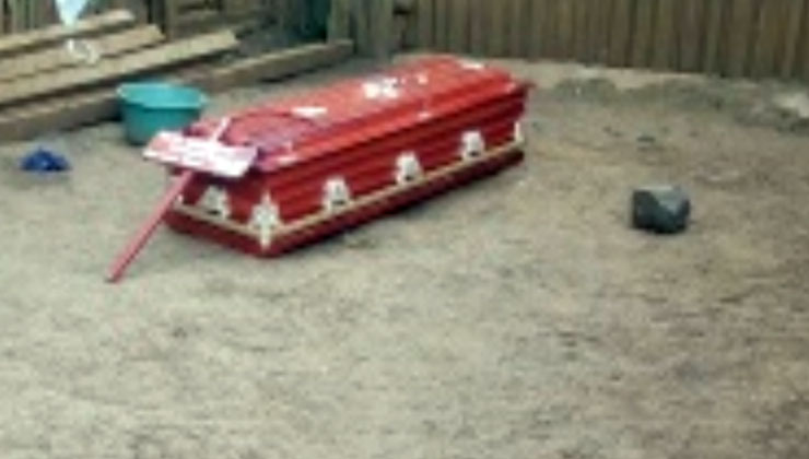 Drama ensued in Elburgon Town on Thursday when mourners carried a deceased resident’s casket and dumped it outside her brother-in-law’s house. [PHOTO | K24 DIGITAL]