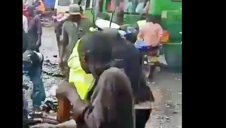 Police had a difficult time dispersing tens of people that had gathered to loot beer from a lorry that had overturned in Roysambu, Nairobi. [PHOTO | COURTESY]