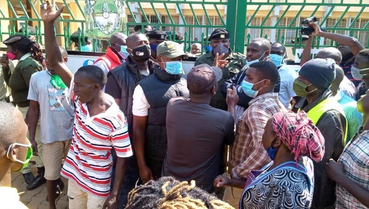 Irate Kakamega residents convene outside Governor Wycliffe Oparanya’s office to protest the demolition of their business stalls on Saturday, August 8, 2020. [PHOTO: ABEL AMALA | K24 DIGITAL]