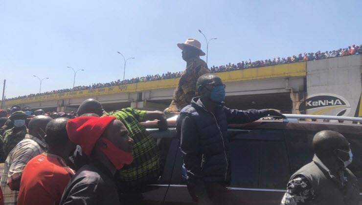 Rowdy youths chanting pro-Ruto slogans disrupt Raila’s roadside rally at Githurai