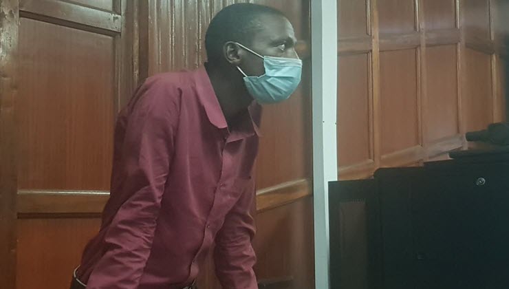 Guard in trouble for confronting his boss while demanding salary arrears