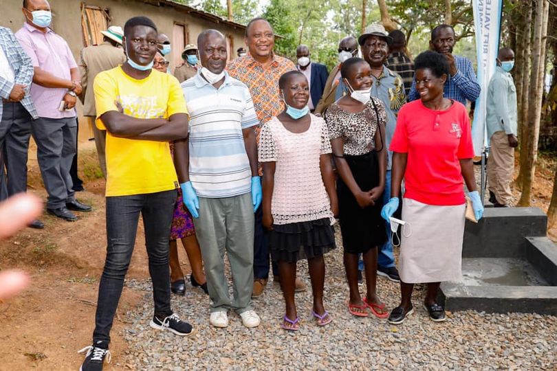 A bag full of goodies - President Uhuru begins Nyanza tour with gift to family