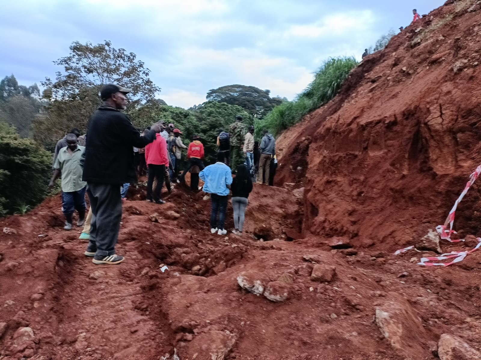 2 labourers die after pit they were digging caved in