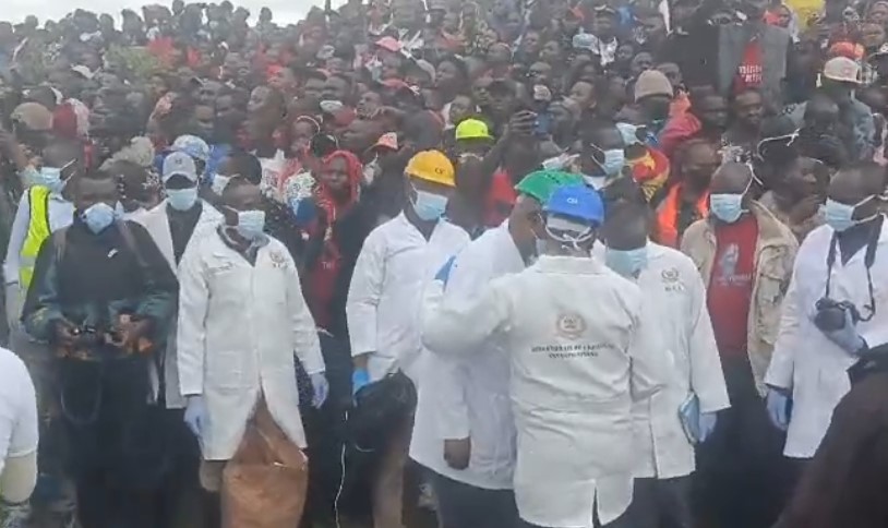 The crowd in Mukuru on Saturday, July 13, 2024, engaged in running battles with the police after they request to have body sacks opened was turned down. PHOTO/Screengrab by K24 Digital