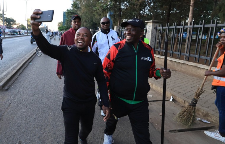 A resident taking a selfie with Deputy President Rigathi Gachagua in Kisumu on Thursday, August 29, 2024. PHOTO/@rigathi/X