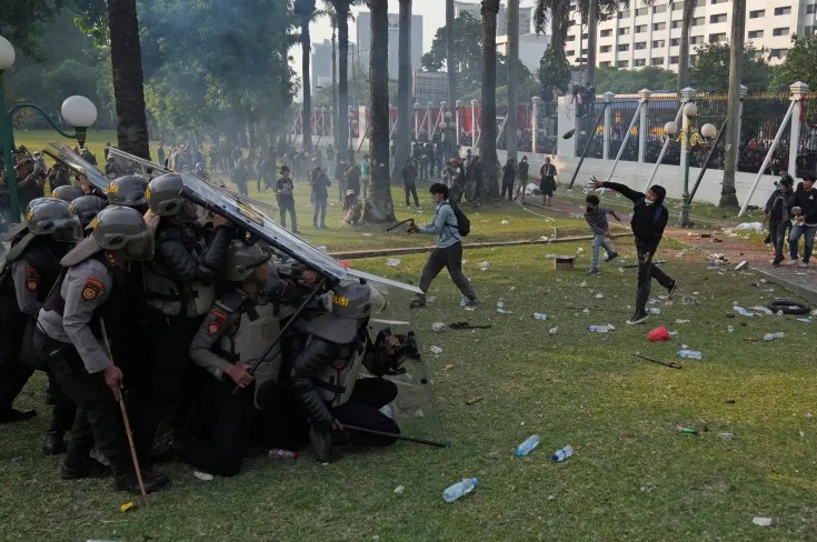 Protesters clash with security officers during a protest against controversial changes to election laws that could further enhance the political influence of outgoing President Joko Widodo, in Jakarta, Indonesia, Thursday, Aug. 22, 2024. PHOTO/AP