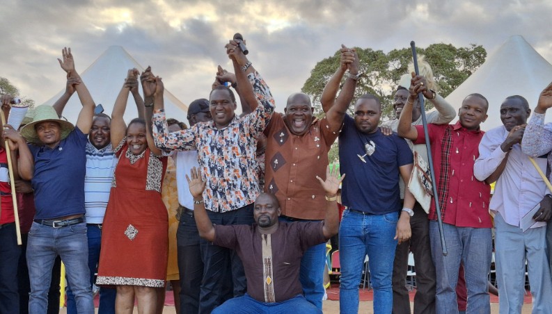 Political leaders from Tharaka Nithi and Meru pose for a unity of purpose themed photo at Ura Gate Cultural Festival