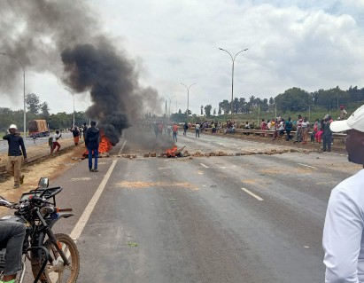 Juja residents light bonfires on Thika Road over hyena killings. PHOTO/Oliver Musembi