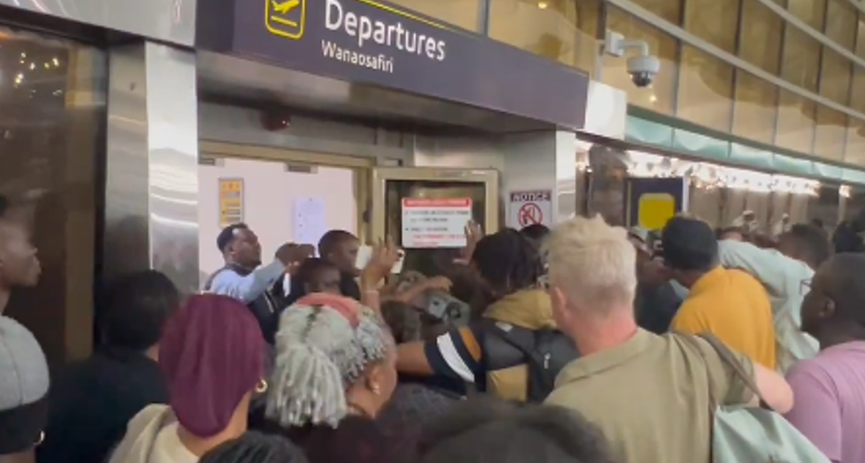 Travellers jostle to get service at the Jomo Kenyatta International Airport on Wednesday, September 11, 2024. Screegrab by K24Digital from a video posted by @ehdande/X