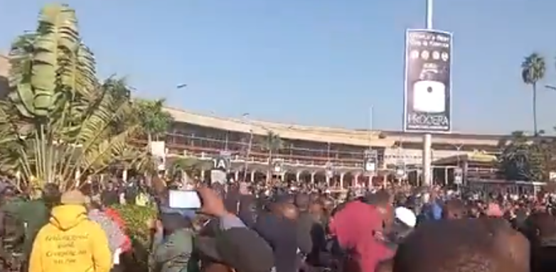 Travellers endure long queues at the Jomo Kenyatta International Airport on Wednesday, September 11, 2024. Screengrab by K24 Digital from a video posted on X by @Ali_Manzu