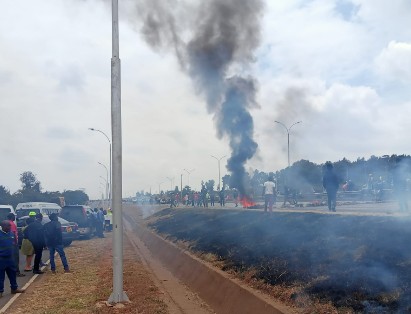 smoke on Thika highway following bonfires lit by residents over hyena killings. PHOTO/Oliver Musembi