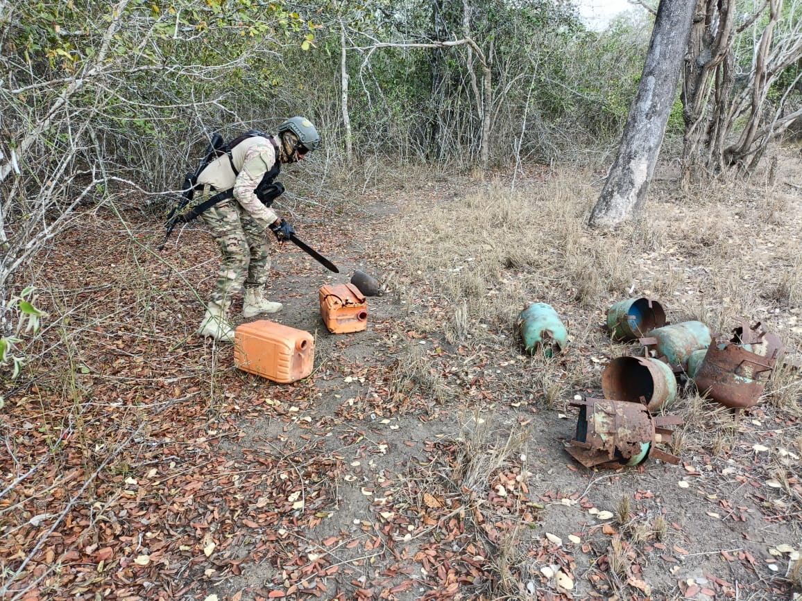 An SOG police officer with some of the modified gas cylinders that were discovered. PHOTO/@NPSOfficial_KE/X