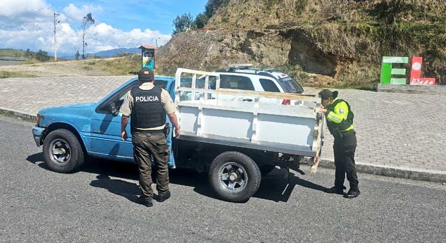 Police officers in Ecuador conduct a search during a traffic stop. PHOTO/@PoliciaEcuador/X