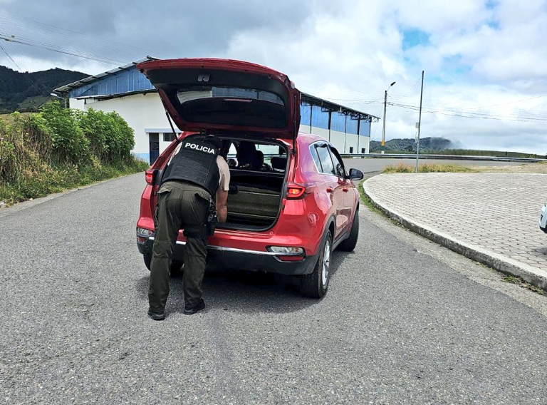 Police officers in Ecuador conduct a search during a traffic stop. PHOTO/@PoliciaEcuador/X