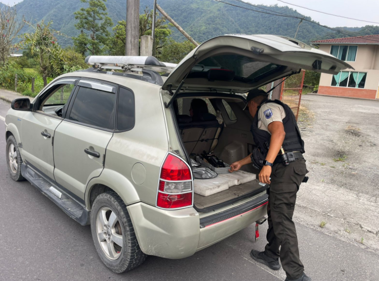 Police officers in Ecuador conduct a search during a traffic stop. PHOTO/@PoliciaEcuador/X
