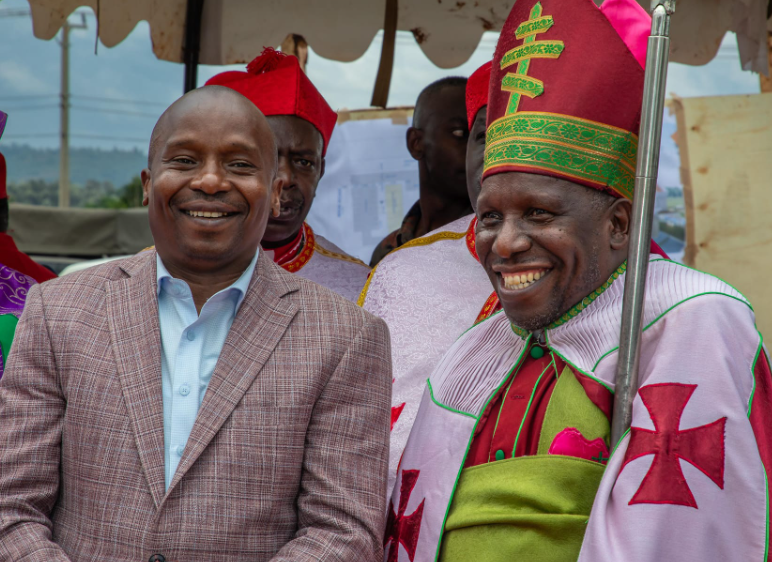 Deputy President Kithure Kindiki with church leaders in Kirinyaga County on Sunday November 17, 2024. PHOTO/https://web.facebook.com/KithureKindiki