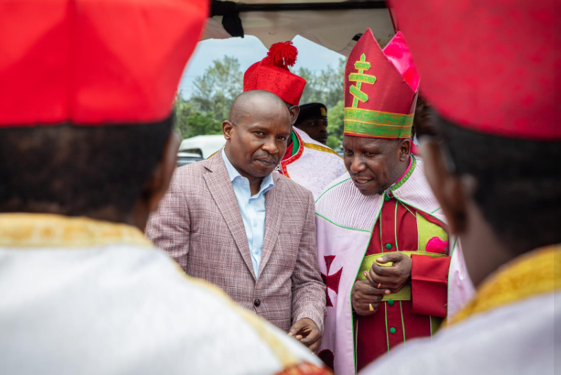 Deputy President Kithure Kindiki with church leaders in Kirinyaga County on Sunday November 17, 2024. PHOTO/https://web.facebook.com/KithureKindiki