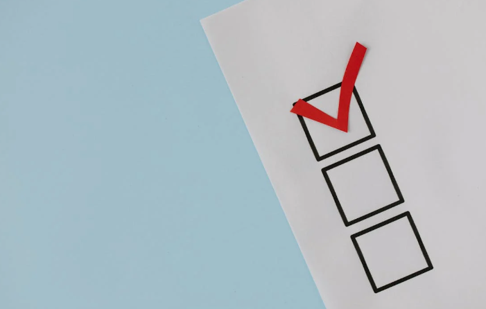 A checklist with a red check mark. PHOTO/Pexels