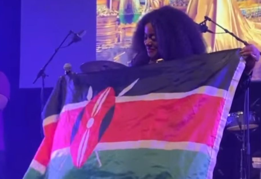 Jamaican reggae artiste Etana showing off Kenyan flag while performing in Nedherlands. PHOTO/Screengrab by K24 Digital from video posted on Instagram by @etanastrongone
