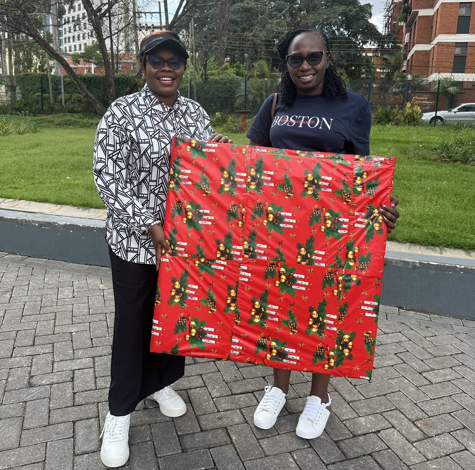 Githunguri MP Gathoni Wamuchomba gifting LSK President Faith Odhiambo. PHOTO/@hon_wamuchomba/X