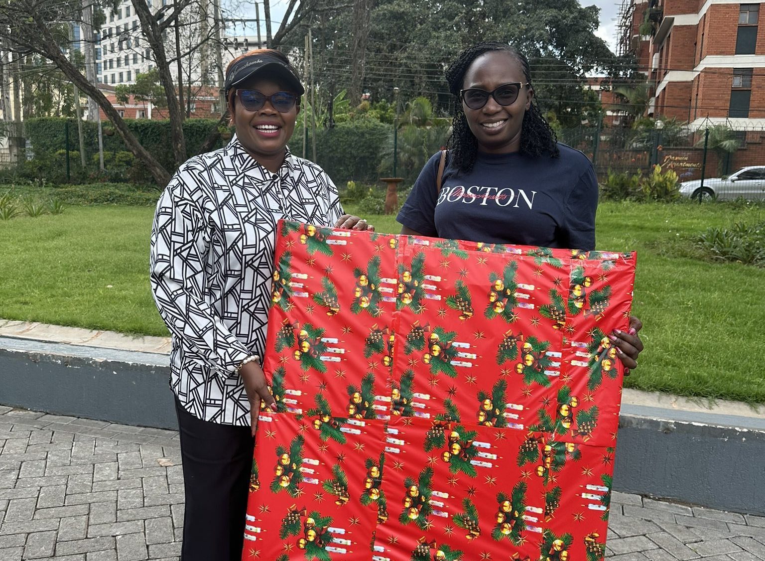 Githunguri MP Gathoni Wamuchomba gifting LSK President Faith Odhiambo. PHOTO/@hon_wamuchomba/X