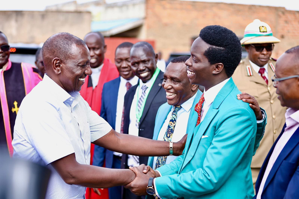 President William Ruto shaking hands with Kasmuel McOure at A.I.C Kipkorgot church in Ainabkoi, Uasin Gishu County. PHOTO/@scherargei/X
