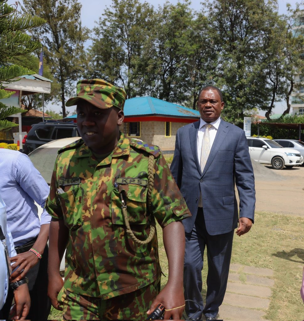 CS Justin Muturi walks to the Kilimani police station on Tuesday, January 14 2024 flanked by police officers. PHOTO/@HonJBMuturi/X
