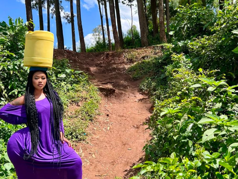 Socialite Vera Sidika carrying water. PHOTO/@queenveebosset/Instagram