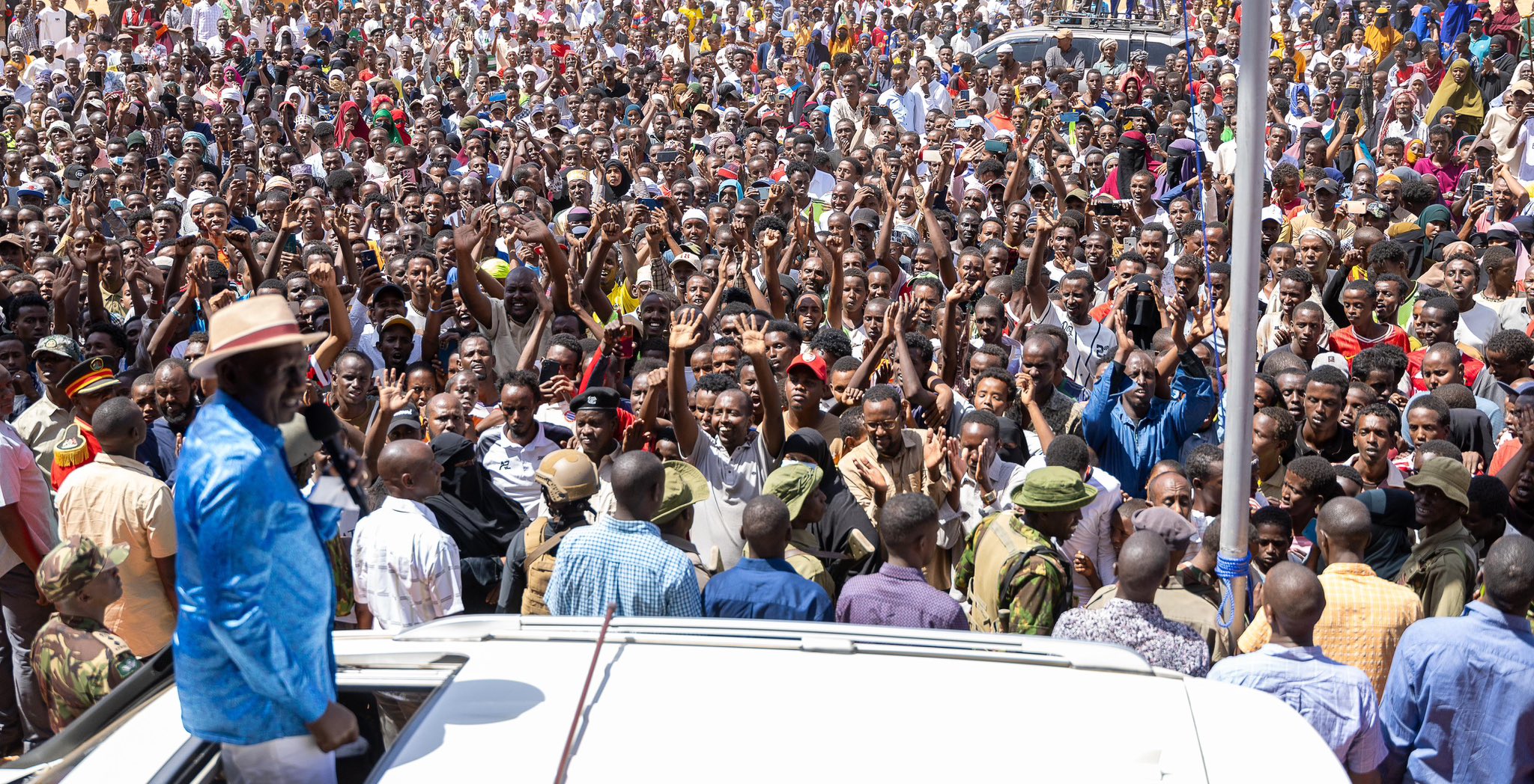‘Wacha kusukuma wananchi, tutakosana’ – Ruto confronts police during Wajir tour