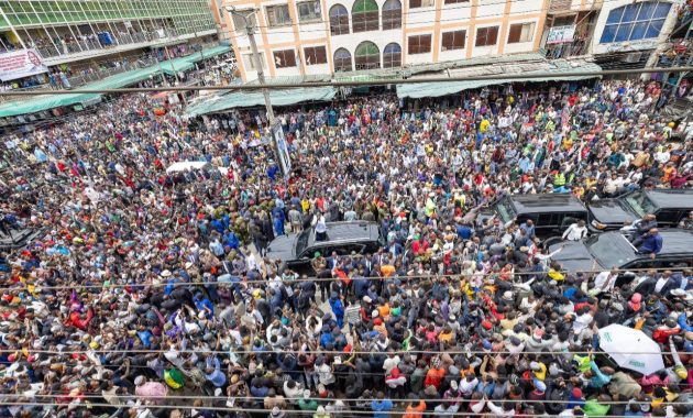 President William Ruto addressses large crowds in Kamkunji Constituency on Monday, March 10, 2025. PHOTO/https://www.facebook.com/williamsamoei