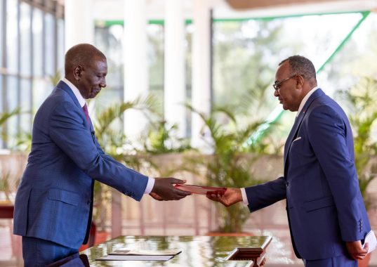 Ruto welcomes Angolan Ambassador Mario de Azevedo Constantino at State House in Nairobi on Wednesday, March 5, 2025. PHOTO/@WilliamsRuto/X