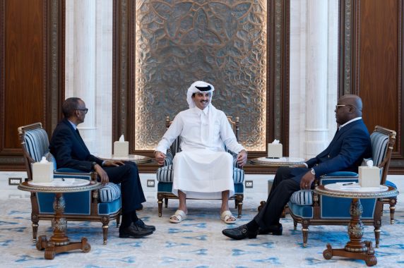 Congolese President Felix Tshisekedi, right, and Rwandan President Paul Kagame, left, meet with Qatari Emir Sheikh Tamim bin Hamad Al Thani in Doha, Qatar on March 18, 2025. 