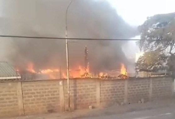 Police houses on fire following the clashes in Majengo. PHOTO/Screengrab by K24 Digital