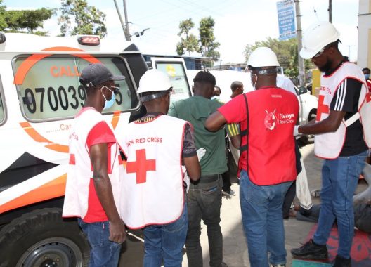 Red Cross personnel evacuate a victim of the Majengo clashes. PHOTO/@KenyaRedCross/X