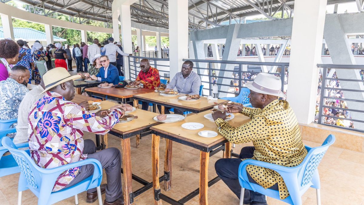 PHOTOS: Ruto and Raila prepare and eat fish during Homa Bay visit
