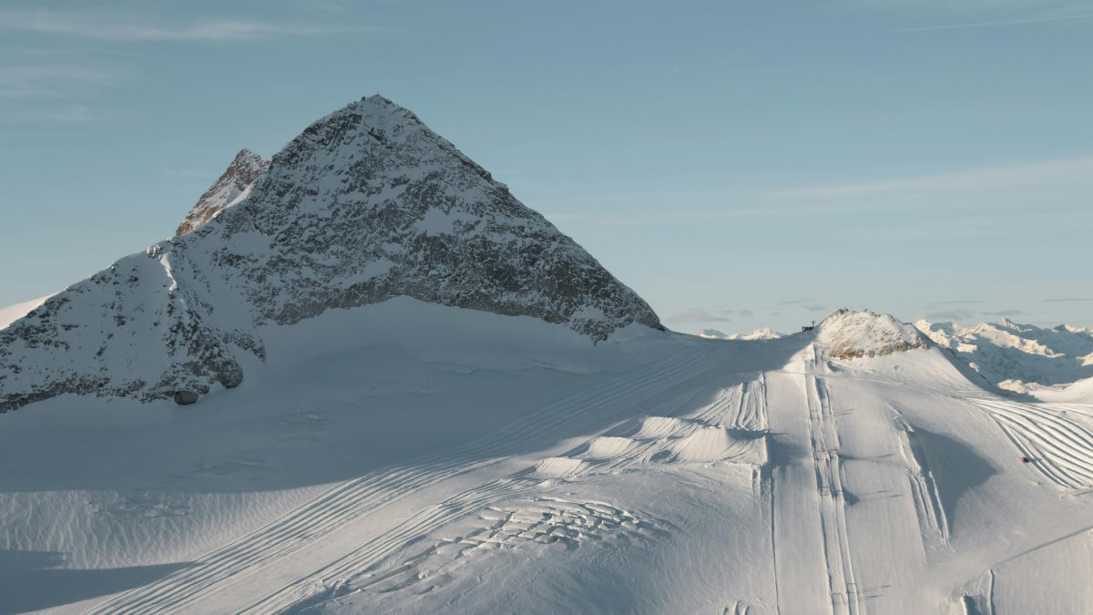 Bodies of 5 skiers found near Switzerland resort