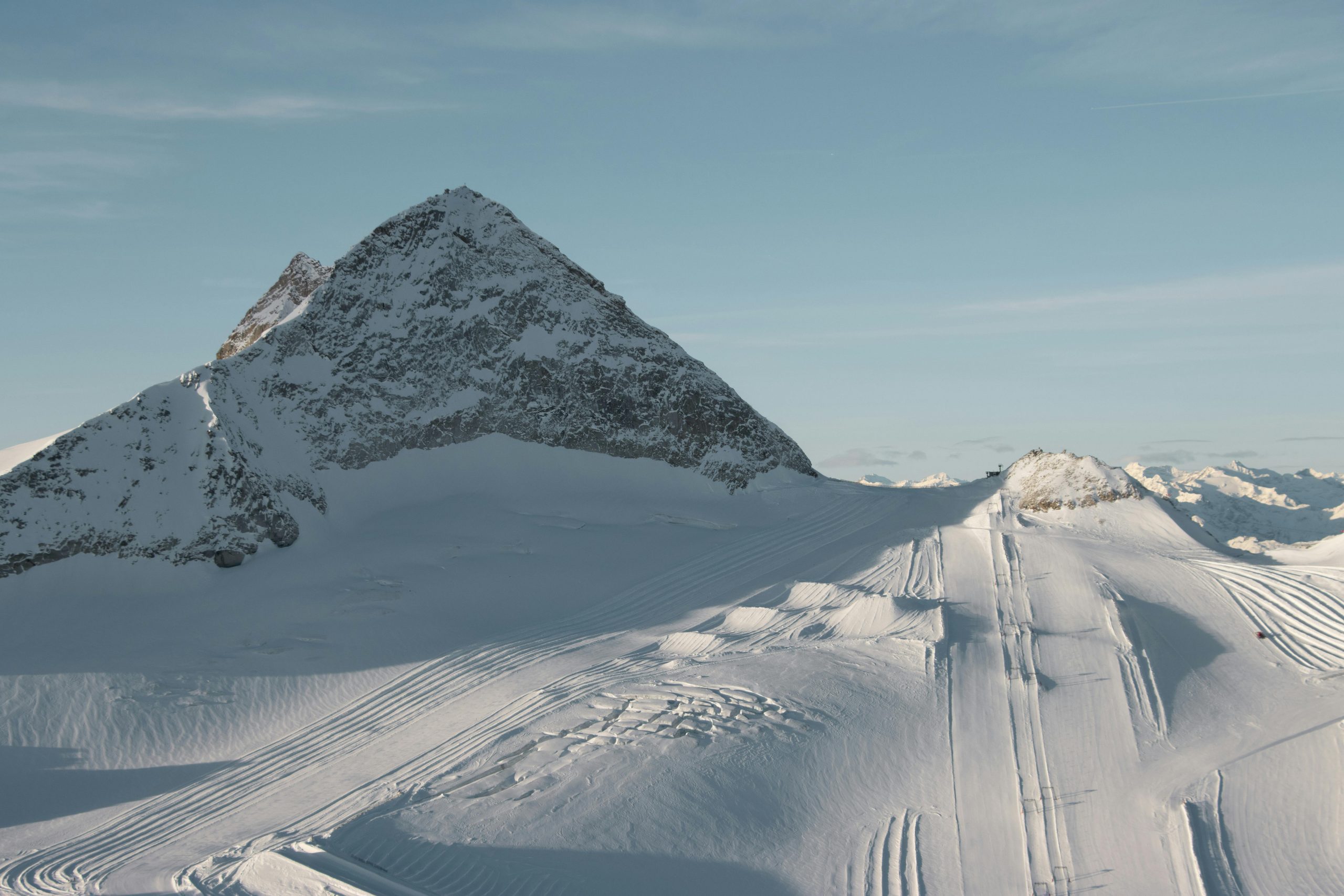 Bodies of 5 skiers found near Switzerland resort