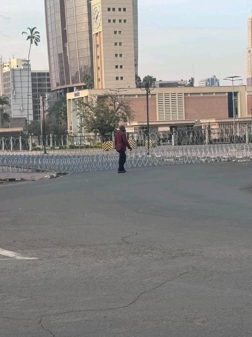 Parliament Road is cordoned with a Razor wire as protests escalate. PHOTO/https://www.facebook.com/photo/?fbid=1326928709442734&set=pcb.1326929146109357
