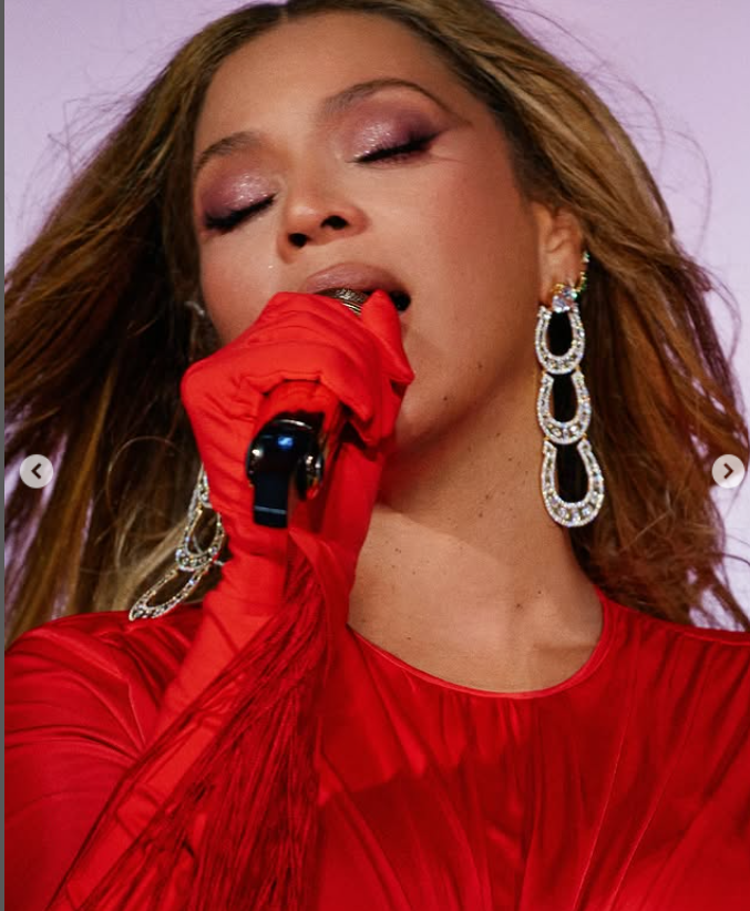 Beyoncé abruptly halts show after terrifying stage mishap