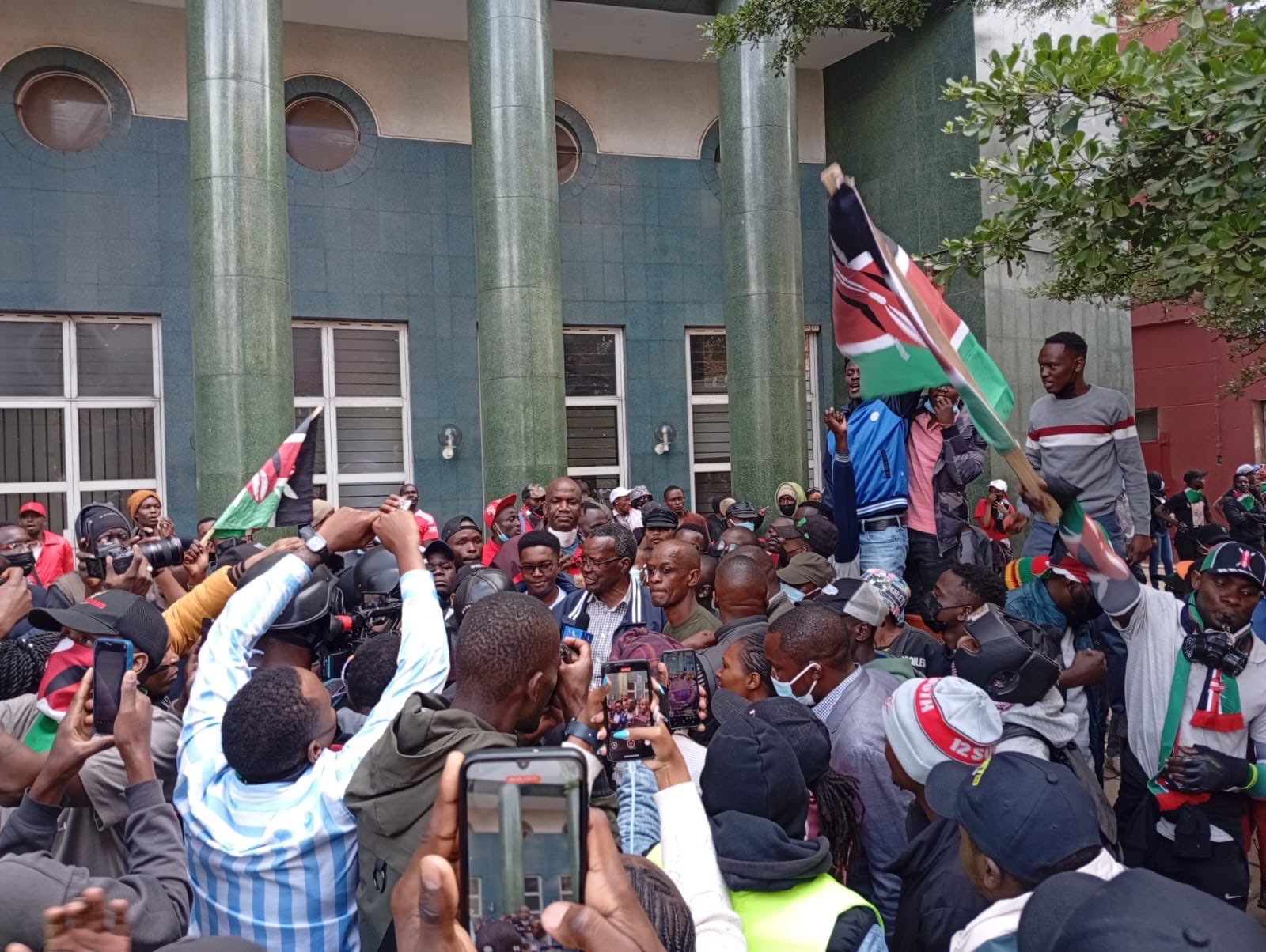 Govt lifts ban on live coverage of protests