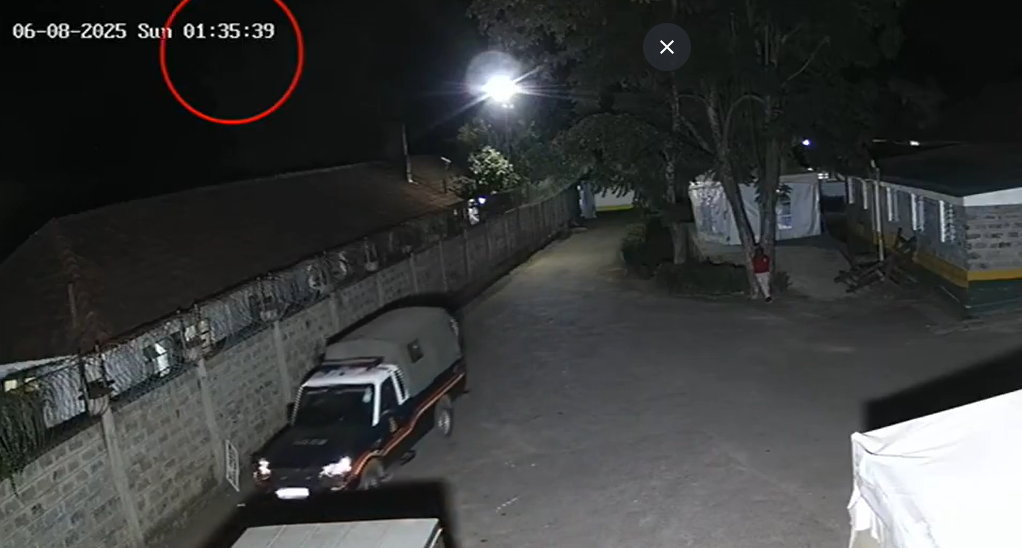 A screengrab from CCTV footage at Mbagathi Hospital on June 8, 2025, at 1:35 am, showing a police Land Cruiser carrying Albert Ojwang’s body and three officers arriving at the facility. PHOTO/Screengrab by K24 Digital
