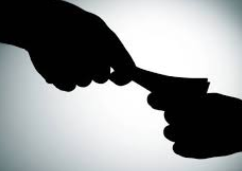 Hands holding money. Image used for illustration purposes in this article. PHOTO/Pexels