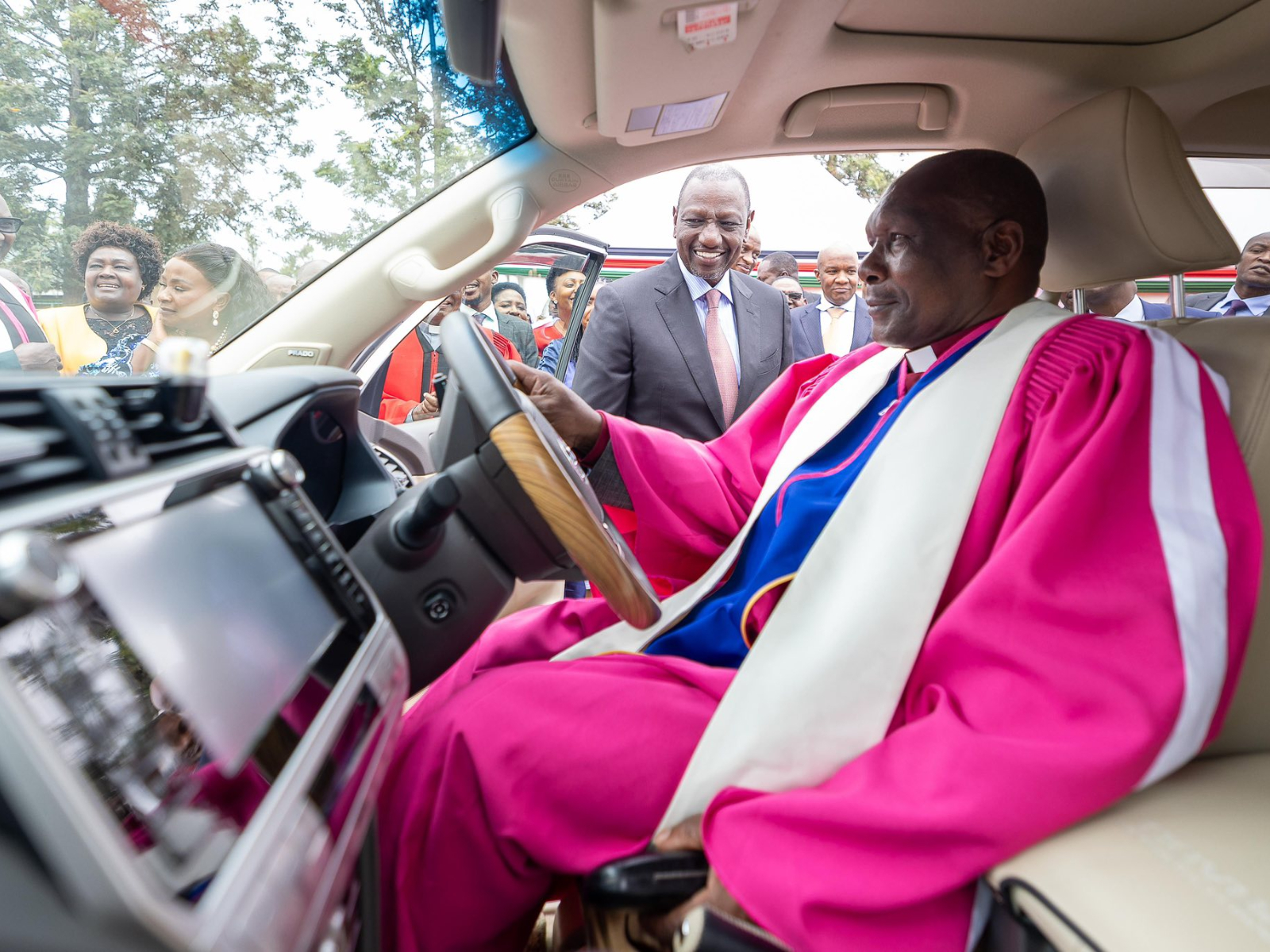 Ruto gifts AIC Bishop Benjamin Kalanzo a new car