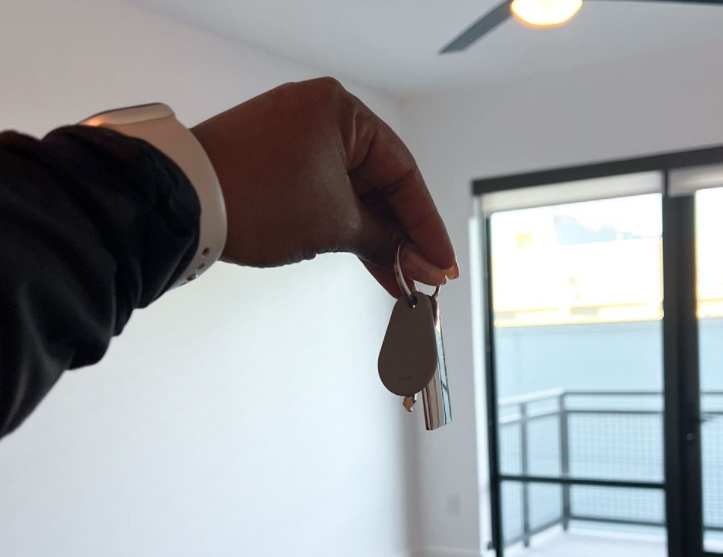 A hand holding house keys. Image used for illustration purposes in this article. PHOTO/Pexels