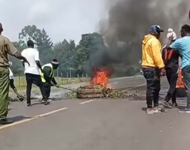 The section of the road that was blocked. PHOTO/Screengrab by K24 Digital of Facebook video @Benkinyua