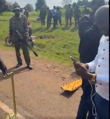 a photo of roadblocks errected to stop Gachagua's allies. PHOTO//Screengrab by K24 digital/https://web.facebook.com/share/v/1CHrhTbK6u/