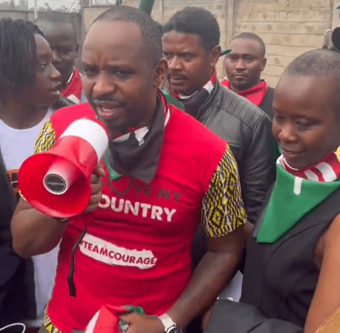 Boniface Mwangi addressing supporters after release. PHOTO// Screengrab by K24 Digital from X by @SethOlale