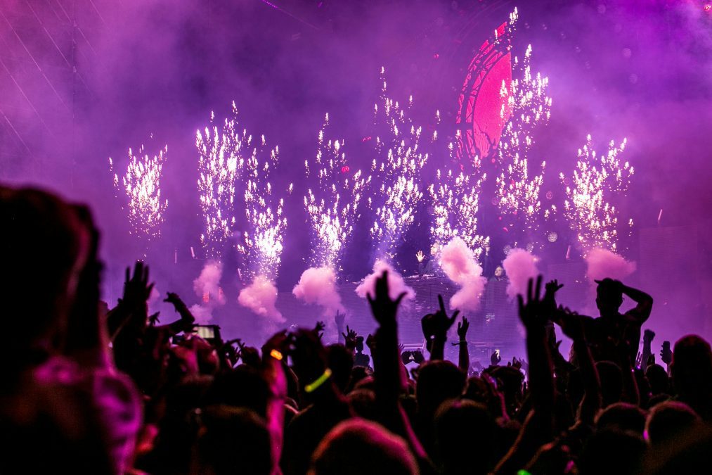 A night beach party. Image used for illustration purposes. PHOTO/Pexels